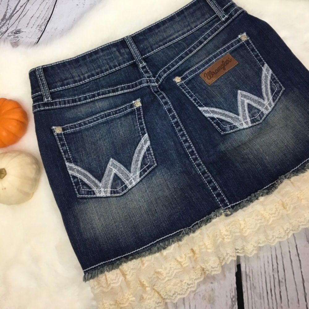 LOOKING FOR THIS SKIRT!!!!!!  Size 5 or 7